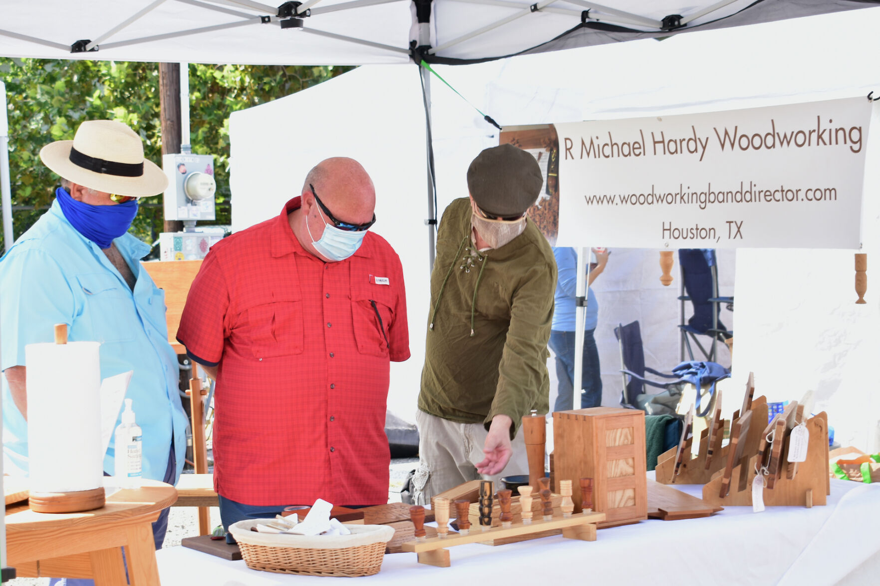 R. Michael Hardy, right, at First Saturday Arts Market – photo by Ana Guzman